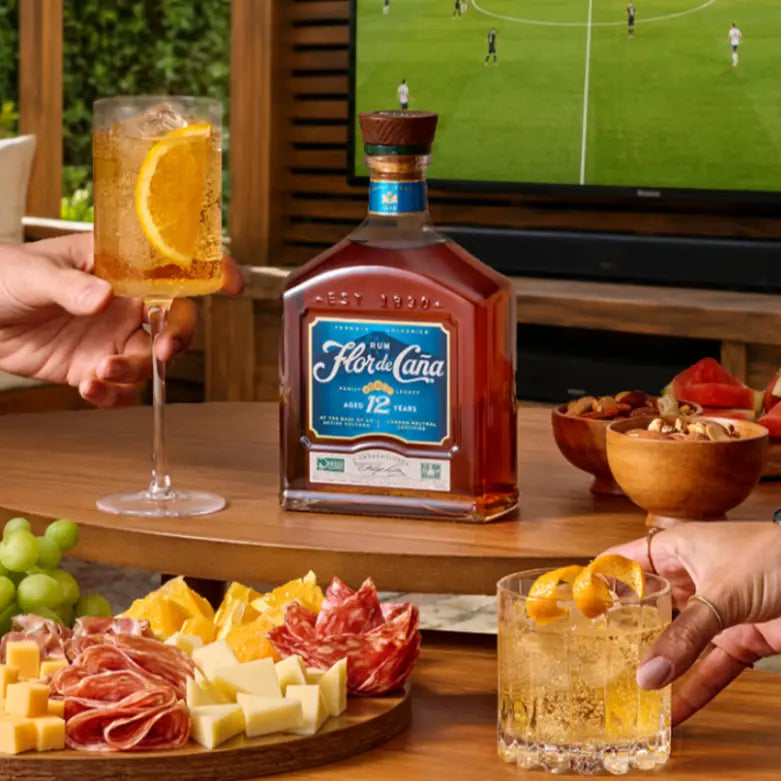 Ron_Flor_de_Cana__12_anos_sobre_mesa_con_tragos_y_picada